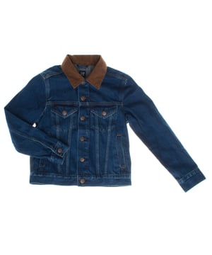 This Gap boys' denim jacket with a corduroy collar combines style and sustainability.

 Made from 5% recycled cotton, it helps reduce waste and create quality denim, designed to last.

 Its authentic, stretch-free design maintains the classic denim style, ideal for a casual and timeless look.

 The jacket features a stylish spread corduroy collar that adds a distinctive touch.

 Easy-close front buttons and handy chest patch pockets, along with front slant pockets, offer both functionality and style.

 Its straight and comfortable cut ensures freedom of movement, perfect for everyday use.

 Made for active kids looking for a durable and comfortable layer without sacrificing style, this jacket is ideal for any season.
 Composition: 100% Cotton
 Care:
- Machine wash cold on delicate cycle.
 - Turn inside out before washing.
 - Avoid tumble drying.
 - Do not use bleach.
 - Iron at low temperature if necessary.