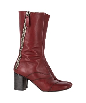VINTAGE, RRP AS NEW
The Chloé Zipped Round Toe Mid-Calf Boots in burgundy leather are a sophisticated blend of modern design and timeless elegance. Crafted from high-quality burgundy leather, these boots feature a sleek, round toe and a smooth zipper detail that adds a contemporary touch. The mid-calf length makes them versatile, offering the perfect balance of style and comfort. With their rich, deep color and impeccable craftsmanship, these boots are perfect for elevating your wardrobe through every season.

Styling Tip:
Pair the Chloé Zipped Round Toe Mid-Calf Boots with a tailored coat and skinny jeans for a chic, street-ready look. These boots also complement a midi skirt or dress, adding an edgy touch while still maintaining a refined silhouette. The bold burgundy hue pairs beautifully with neutral tones like black, beige, or white, making it an ideal piece to add color to both casual and dressy outfits. Whether for day or night, these boots offer both style and practicality.

 Chloé Zipped Round Toe Mid-Calf Boots in Burgundy Leather

Condition: Very good
Signs of wear: No visible sign of wear. No Mark at insole., Lightly used but very well maintained. Minor mark at soles & creasing, light scuffing at the soles and heels.
Packaging: None
Color: Red | burgundy
Material: Leather | leather
Size: EU | 39
Measurements: Heel height: 70; Insole length: 240
SKU: NAPPUGBSH457156W