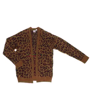 Diese Strickjacke für Mädchen ist ein langärmliges, vorne offenes Kleidungsstück zum Überziehen, das einen entspannten und modernen Stil bietet.

 Es verfügt über ein weiches Stoffdesign, ideal für ganztägigen Komfort.

 Ärmelbündchen und ein gerippter Saum verleihen dem Stück eine strukturierte Note, während die leicht lockere Passform es perfekt für den Lagenlook macht.

 Diese leichte Jacke passt ideal zu jedem Freizeitoutfit und bietet einen vielseitigen und bequemen Touch.
 Komposition: 100% Baumwolle
 Pflege:
- Maschinenwäsche in kaltem Wasser und Schonwaschgang.
 - Verwenden Sie milde Reinigungsmittel.
 - Verwenden Sie einen Trockner bei niedriger Temperatur.
 - Bei niedrigen Temperaturen bügeln.
 - Reinige chemisch nicht.