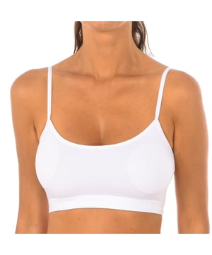 Top de Encaje con Escote en Forma de Cuchara para Mujeres - 95% Bambú y 5% Elastano

 Descubre la combinación perfecta de elegancia y comodidad con nuestro top de encaje con escote en forma de cuchara para mujeres. Fabricado con 95% de fibra de bambú y 5% de elastano, este top no solo ofrece un ajuste suave y cómodo, sino que también proporciona una sensación fresca y transpirable durante todo el día.

 Principales características:

 Material de Bambú: La fibra de bambú es conocida por su suavidad y propiedades naturales que ayudan a mantener la piel fresca y seca, ideal para cualquier temporada.

 Diseño Elegante: El delicado encaje y el escote redondo añaden un toque de sofisticación y feminidad, haciendo que este top sea perfecto para ocasiones especiales o para complementar tu look diario.

 Comodidad Todo el Día: El spandex proporciona elasticidad y permite un ajuste óptimo, adaptándose a las curvas naturales del cuerpo sin restricciones.

 Uso Versátil: Ideal para combinar con jeans, faldas o pantalones, ya sea como prenda principal o como una capa adicional debajo de una chaqueta o blusa.

 Durabilidad y Fácil Cuidado: Resistente a lavados frecuentes y manteniendo su forma y color originales, asegurando una larga vida del producto.

 Disfruta de la sofisticación y comodidad con nuestro top de encaje con escote en forma de cuchara para mujeres, diseñado para realzar tu estilo y ofrecer una experiencia de uso excepcionalmente agradable. Perfecto para mujeres que valoran la calidad, el estilo y el bienestar en cada detalle de su guardarropa.
 Composición: 95% Bambú, 5% Elastano
 Cuidado:
Lavar a una temperatura máxima de 30º.
 - No usar blanqueador.
 - No usar secadora.
 - No planchar.
 - No lavar en seco.