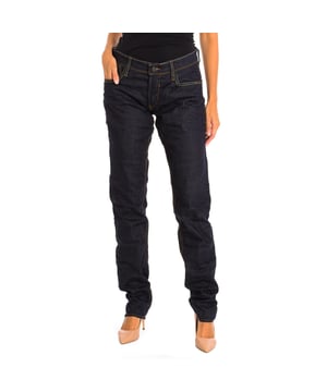 Long Jeans Le temps des Cerises.
 denim color
 It is ideal for multiple combinations and different occasions.
 Main button closure.
 Two open pockets on the front.
 Back patch pockets.
 Belt loops.
 Seams seen in tone.

 Composition: 98% Cotton, 2% Elastane.

 -Machine wash at a maximum temperature of 60º.
 -Do not use a dryer.
 -Do not use bleach.
 -Iron temperature max. 150º.
 -Do not dry clean.
 Composition: 98% Cotton, 2% Elastane.
 Care:
-Machine wash at a maximum temperature of 60º.
 -Do not use a dryer.
 -Does not use bleach.
 -Iron maximum temperature 150º.
 -Do not dry clean.