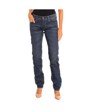 Long Jeans Le temps des Cerises.
 denim color
 It is ideal for multiple combinations and different occasions.
 Main button closure.
 Two open pockets on the front.
 Back patch pockets.
 Belt loops.
 Seams seen in tone.

 Composition: 98% Cotton, 2% Elastane.

 -Machine wash at a maximum temperature of 60º.
 -Do not use a dryer.
 -Do not use bleach.
 -Iron temperature max. 150º.
 -Do not dry clean.
 Composition: 98% Cotton, 2% Elastane.
 Care:
-Machine wash at a maximum temperature of 60º.
 -Do not use a dryer.
 -Does not use bleach.
 -Iron maximum temperature 150º.
 -Do not dry clean.