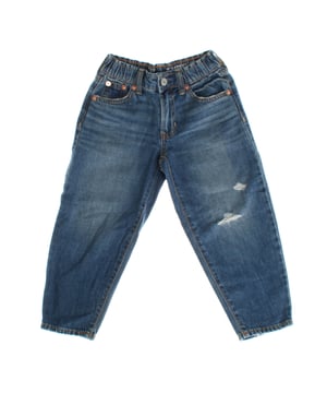 Estos jeans barrel para niñas tienen un diseño moderno y relajado, caracterizado por su silueta de talle alto más holgada, con una cinturilla ajustable para mayor comodidad.

Confeccionados en denim duradero, presentan detalles desgastados en la pierna, lo que les da un toque casual y a la moda.

El cierre frontal cuenta con un botón al centro, mientras que las tallas de la 4 a la 8 incluyen un práctico sistema de gancho y barra oculto debajo de una falsa broche.

El diseño clásico de 5 bolsillos ofrece funcionalidad, mientras que la pierna de corte ancho, que es ligeramente ceñida en los tobillos, proporciona un aspecto contemporáneo y versátil.

Ideal para un estilo casual y cómodo, perfecto para combinar con diferentes prendas.
Composición: 100% Algodón
Cuidados:
- Lavar a máquina en frío.
- Usar colores similares en el lavado.
- Evitar el uso de blanqueadores.
- Secar a baja temperatura en la secadora.
- Planchar a baja temperatura.
- No limpiar en seco.