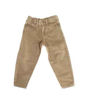 These barrel jeans for girls have a modern and relaxed design, characterized by their looser, high-waisted silhouette, with an adjustable waistband for greater comfort.

 Made from durable denim, it features distressed details on the leg, giving it a casual, fashionable touch.

 It features an internal hook closure, designed to provide a secure and discreet fit.

 The classic 5-pocket design offers functionality, while the wide-cut leg that is slightly tapered at the ankles provides a contemporary and versatile look.

 Ideal for a casual and comfortable style, perfect to combine with different clothes.
 Composition: 99% Cotton, 1% Elastane
 Care:
- Machine wash cold.
 - Use similar colors in the wash.
 - Avoid the use of bleaches.
 - Dry at low temperature in the dryer.
 - Iron at low temperature.
 - Do not dry clean.
