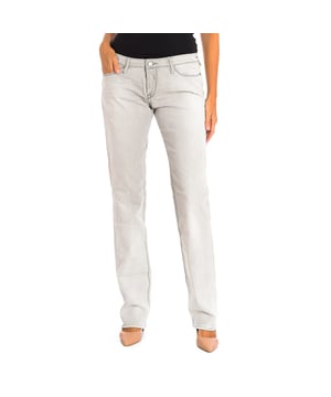 Lange Jeans Le temps des Cerises.  
Denimfarbe  
Sie ist ideal für verschiedene Kombinationen und Anlässe.  
Hauptreißverschluss und Knopfverschluss.  
Zwei offene Taschen vorne.  
Gesäßtaschen mit Patte.  
Gürtelschlaufen.  
Nähte in passendem Farbton.  

Zusammensetzung: 98,7% Baumwolle, 1,3% Elasthan.  

-Maschinenwäsche bei maximal 40º.  
-Nicht im Trockner trocknen.  
-Nicht bleichen.  
-Bügeleisen maximale Temperatur 110º.  
-Nicht chemisch reinigen.  
Zusammensetzung: 98,7% Baumwolle, 1,3% Elasthan.  
Pflege:  
-Maschinenwäsche bei maximal 40º.  
-Nicht im Trockner trocknen.  
-Nicht bleichen.  
-Bügeleisen maximale Temperatur 110º.  
-Nicht chemisch reinigen.