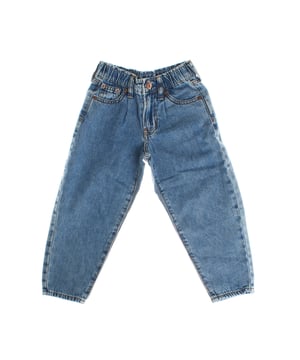 These barrel jeans for girls have a modern and relaxed design, characterized by their looser, high-waisted silhouette, with an adjustable waistband for greater comfort.

 Made of resistant denim.

 The classic 5-pocket design offers functionality, while the wide-cut leg that is slightly tapered at the ankles provides a contemporary and versatile look.

 Ideal for a casual and comfortable style, perfect to combine with different clothes.
 Composition: 100% Cotton
 Care:
- Machine wash cold.
 - Use similar colors in the wash.
 - Avoid the use of bleaches.
 - Dry at low temperature in the dryer.
 - Iron at low temperature.
 - Do not dry clean.