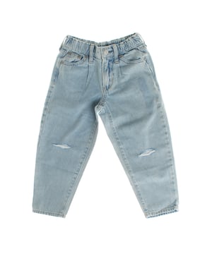 These barrel jeans for girls have a modern and relaxed design, characterized by their looser, high-waisted silhouette, with an adjustable waistband for greater comfort.

 Made from durable denim, it features distressed details on the leg, giving it a casual, fashionable touch.

 The front closure features a button down the center, while sizes 4 through 8 include a convenient hook-and-bar system hidden beneath a faux brooch.

 The classic 5-pocket design offers functionality, while the wide-cut leg that is slightly tapered at the ankles provides a contemporary and versatile look.

 Ideal for a casual and comfortable style, perfect to combine with different clothes.
 Composition: 100% Cotton
 Care:
- Machine wash cold.
 - Use similar colors in the wash.
 - Avoid the use of bleaches.
 - Dry at low temperature in the dryer.
 - Iron at low temperature.
 - Do not dry clean.