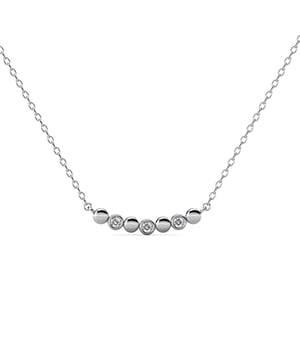 Samenstelling: Messing Afwerking: Rhodium geplateerd Soort steen: Oostenrijks kristal Aantal stenen (st.): 3 Kleur steen: Kristal Lengte ketting (mm): 400 + 50