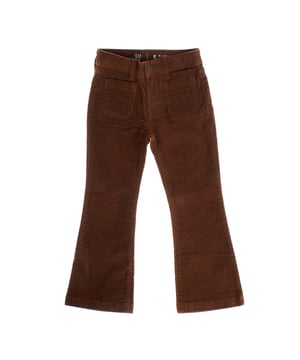 Girls' corduroy flare pants designed with a modern and comfortable style.

 It features a high waist that stylizes the figure, along with a practical button and zipper closure.

 With 4 functional pockets, these pants combine utility and style.

 Additionally, it includes an internal adjustable waistband, allowing for a custom fit for added comfort.

 Ideal for those looking for a versatile garment with a retro and modern touch, perfect for everyday use or for special occasions.
 Composition: 98% Cotton, 2% Elastane
 Care:
- Machine wash cold.
 - Use similar colors in the wash.
 - Avoid the use of bleaches.
 - Dry at low temperature in the dryer.
 - Iron at low temperature.
 - Do not dry clean.