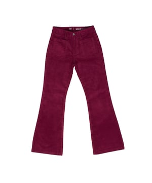 Pantalón flare de pana para niñas diseñado con un estilo moderno y cómodo. 

Presenta un tiro alto que estiliza la figura, junto con un práctico cierre de botón y cremallera. 

Con 4 bolsillos funcionales, este pantalón combina utilidad y estilo. 

Además, incluye una cintura ajustable interna, que permite un ajuste personalizado para mayor comodidad. 

Ideal para quienes buscan una prenda versátil con un toque retro y actual, perfecta para el uso diario o para ocasiones especiales.
 Composición: 98% Algodón, 2% Elastano
 Cuidados:
- Lavar a máquina con agua fría.
- Utilizar colores similares en el lavado.
- Evitar el uso de blanqueadores.
- Secar a baja temperatura en secadora.
- Planchar a baja temperatura.
- No lavar en seco.