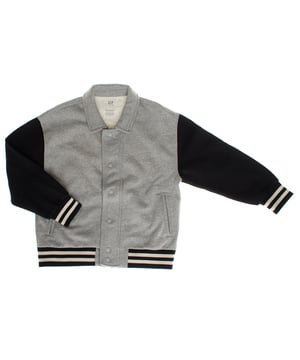 Chaqueta de béisbol para niños hecha de un tejido cálido y suave, perfecta para días frescos.

El diseño cuenta con un cierre frontal de botones a presión para facilitar su puesta y retirada, y detalles acanalados en los puños y el dobladillo para un toque clásico y deportivo.

Las franjas de contraste en los puños y el dobladillo refuerzan su estilo tradicional de varsity.

Presenta un collar clásico tipo camisa, que aporta un toque más estructurado al diseño.

Además, cuenta con bolsillos laterales inclinados para mayor funcionalidad.

Esta chaqueta es ideal para mantener a los niños abrigados, ofreciendo una combinación de estilo y comodidad que se adapta a cualquier ocasión casual.
Composición: 77% algodón, 23% poliéster
Cuidados:
- Lavar a mano o en ciclo delicado.
- No usar secadora.
- No planchar.
- Almacenar en un lugar fresco y seco.