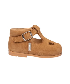 Casual Mary Janes die nooit uit de mode raken. Lichte en flexibele, casual Mary Jane schoen gemaakt van splitleer met gespsluiting. Het interieur is gemaakt met een voering van natuurlijk leer, teen- en hielbeschermer, binnenzool met anatomische brug en antislip rubberen zool. Schoenen ontworpen en vervaardigd in Spanje.
