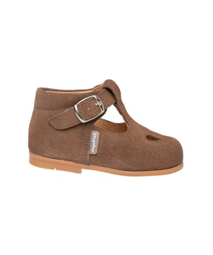 Lässige Mary Janes, die nie aus der Mode kommen. Leichter und flexibler, lässiger Mary-Jane-Schuh aus Spaltleder mit Schnallenverschlusssystem. Der Innenraum besteht aus Naturlederfutter, Zehen- und Fersenschutz, Innensohle mit anatomischem Steg und rutschfester Gummisohle. In Spanien entworfene und hergestellte Schuhe.