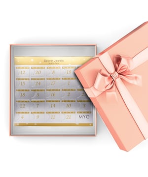 Samenstelling: Messing Afwerking: 18k verguld met roségoud Soort steen: Oostenrijks kristal Kleur steen: Kristal Afmetingen (mm): 230 x 205 We kijken allemaal graag uit naar Kerstmis! En het is nog leuker om elke dag in de Adventskalender te wachten op dit eindejaarsfeest door een klein cadeautje te ontdekken. Wij hebben aan u gedacht met deze selectie van 12 juwelen, 11 kralen en 1 verrassing… Om uzelf een plezier te doen of om cadeau te doen. Het is voortijdig Kerstmis! Word elke ochtend wakker met een onweerstaanbare verrassing. De stukken worden willekeurig geselecteerd uit onze huidige voorraad en collecties. Details: 5 paar oorbellen, 4 hangers aan kettingen, 3 armbanden, 11 kralen (kralen om aan bedelarmbanden te bevestigen), 1 verrassing. De oorbellen zijn geschikt voor oren met gaatjes. De illustratiefoto's zijn niet contractueel. Een geopende doos kan niet worden geretourneerd of geruild. De kalender meet 20,5 x 23 x 2,5.