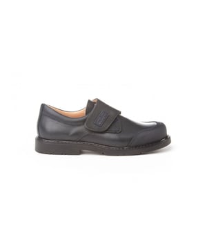 Eine klassische Linie. Bequem und flexibel, ideal für Schuluniformen. College-Blucher-Schuh mit verstärkter PVC-Zehenkappe aus Rindsnappaleder mit Klettverschluss. Der Innenraum besteht aus Naturlederfutter, Zehen- und Fersenschutz, Innensohle mit anatomischem Steg und rutschfester Gummisohle. In Spanien entworfene und hergestellte Schuhe.