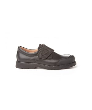 Una línea clásica. Cómodos y flexibles, ideales para los uniformes de cole. Zapato tipo blucher colegial con puntera de PVC reforzado fabricado en napa de piel bovina con sistema de cierre velcro. La parte interior está fabricada con forro de piel natural, protector de punteras y talones, planta con puente anatómico y suela de goma antideslizante. Calzado diseñado y fabricado en España.