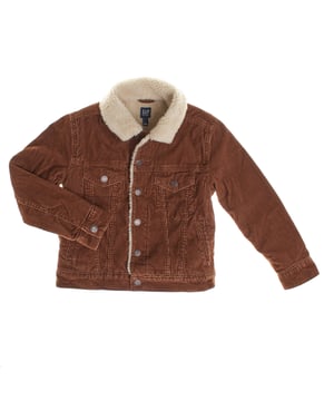 GAP Boys Sherpa Lined Corduroy Jacket, perfect for keeping stylish and warm on cold days.

 Made of high-quality corduroy, it has a front closure with metal buttons that gives it a classic and durable touch.

 Its interior is completely lined in soft sherpa, including the collar, providing great warmth and a cozy texture.

 It has two pockets with flap and button on the chest, as well as side pockets for greater functionality.

 This jacket combines a rustic and timeless style, perfect to complement any winter look with a touch of comfort and style.
 Composition: Shell: 100% Cotton; Sherpa: 72% Polyester, 28% Acrylic; Sleeve lining: 100% Polyester
 Care:
- Machine wash on gentle cycle.
 - Avoid using fabric softener.
 - Avoid tumble drying.
 - Do not iron the sherpa lining.