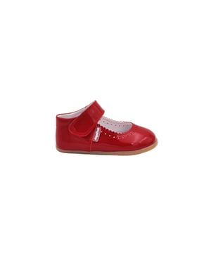 Een paar moderne, zachte en knuffelige Mary Janes. Deze collectie heeft een nieuw afgerond leestontwerp met een brede en brede teen, zorgvuldig bestudeerd en berekend, waardoor de nodige ruimte overblijft voor bewegingen in alle veiligheid en zonder beperkingen. Respectvol schoeisel ontworpen en vervaardigd 100% in Spanje.