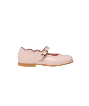 Een paar elegante, zachte en knuffelige Frenchies. Franse stijl schoen gemaakt van lakleer rundleer met een gespsluitingssysteem. Het binnengedeelte is gemaakt met een voering van natuurlijk leer en een teen- en hielbeschermer. Binnenzool met anatomische brug en onze nieuwe "AngelitoS SuperfleX" buitenzool van hoogwaardig antislip TPU. Schoenen ontworpen en vervaardigd in Spanje.