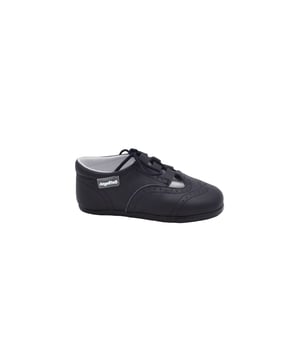 Een paar moderne, zachte en knuffelige Mary Janes. Deze collectie heeft een nieuw afgerond leestontwerp met een brede en brede teen, zorgvuldig bestudeerd en berekend, waardoor de nodige ruimte overblijft voor bewegingen in alle veiligheid en zonder beperkingen. Respectvol schoeisel ontworpen en vervaardigd 100% in Spanje.