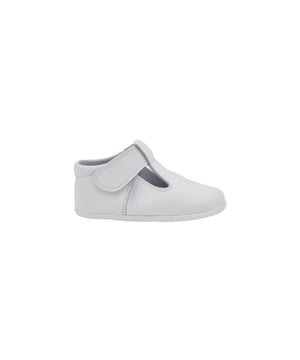 Een paar moderne, zachte en knuffelige Mary Janes. Deze collectie heeft een nieuw afgerond leestontwerp met een brede en brede teen, zorgvuldig bestudeerd en berekend, waardoor de nodige ruimte overblijft voor bewegingen in alle veiligheid en zonder beperkingen. Respectvol schoeisel ontworpen en vervaardigd 100% in Spanje.