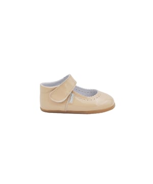 Een paar moderne, zachte en knuffelige Mary Janes. Deze collectie heeft een nieuw afgerond leestontwerp met een brede en brede teen, zorgvuldig bestudeerd en berekend, waardoor de nodige ruimte overblijft voor bewegingen in alle veiligheid en zonder beperkingen. Respectvol schoeisel ontworpen en vervaardigd 100% in Spanje.