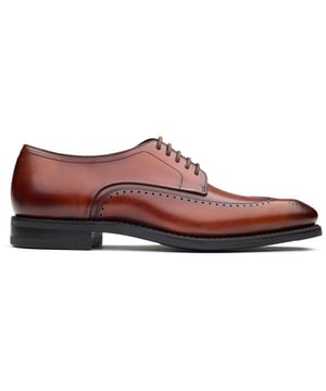 The polished, debonair Bale brogue shoe from Loake exudes luxury - a distinguished staple, merging classic style with an elegant, timeless appearance. Made from high-quality leather, the lace-up shoes have a supple lining and are paired with a high-grade, sleek rubber outsole for extra durability and a firm stride.