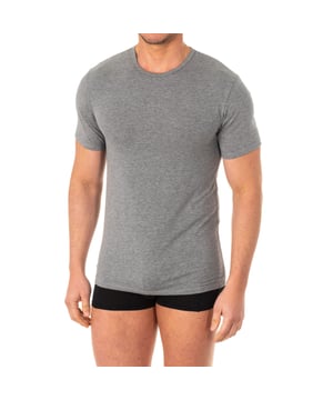 Het heren T-shirt met korte mouwen en ronde hals is een essentieel en veelzijdig item in de heren garderobe, ontworpen om comfort en stijl op elke gelegenheid te bieden.

Gemaakt van een mix van katoen, polyester en spandex, biedt het T-shirt met korte mouwen een zachte en lichte touch. Katoen staat bekend om zijn ademend vermogen en vochtafvoerende eigenschappen, waardoor je de hele dag koel en droog blijft. Polyester mengsels zorgen voor duurzaamheid en slijtvastheid, waardoor dit T-shirt ideaal is voor zowel casual als sportieve activiteiten.

De opvallende kenmerken van het T-shirt met korte mouwen en ronde hals zijn het klassieke en veelzijdige ontwerp. De ronde hals biedt een tijdloze uitstraling die bij elke stijl past, terwijl de korte mouwen vrij bewegingsruimte in de armen geven, waardoor dit kledingstuk perfect is voor dagelijks gebruik. De pasvorm kan variëren van regular tot slim, afhankelijk van de stijl en voorkeur van de drager.

De naden van het T-shirt met korte mouwen en ronde hals zijn vaak versterkt om duurzaamheid te garanderen. Daarnaast beschikken sommige versies over platte naden om huidirritatie te voorkomen, wat zorgt voor meer comfort tijdens langdurig gebruik. Het T-shirt is verkrijgbaar in een breed scala aan kleuren en designs, wat een oneindig aantal combinaties met verschillende outfits mogelijk maakt.
Samenstelling: 58% Katoen, 37% Polyester, 5% Elastaan
Zorg:
Handwas op maximale temperatuur van 40º.
Niet bleken.
Geen gebruik van de droger toegestaan.
Strijken op maximale temperatuur van 130º.
Niet chemisch reinigen.