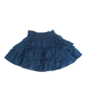 Falda para niñas hecha de denim ligero, con un diseño de cintura elástica fruncida que asegura un ajuste cómodo y adaptable.

La falda destaca por su encantador estilo, con varias capas de volantes que le dan volumen y movimiento, creando un look dinámico y femenino.

Perfecta para combinar con blusas o camisetas, es una prenda versátil que añade un toque divertido y fresco a cualquier conjunto.

Ideal para el uso diario o para ocasiones más especiales, esta falda combina estilo y comodidad de manera impecable.  
Composición: 100% Algodón  
Cuidado:  
- Lavar a máquina en frío.  
- Usar colores similares en el lavado.  
- Evitar el uso de blanqueadores.  
- Secar a baja temperatura en la secadora.  
- Planchar a baja temperatura.  
- No limpiar en seco.