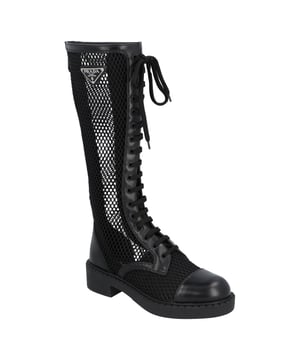 Prada-Stiefel aus gebürstetem Leder und Mesh. Sohle aus Gpmma. Verschluss mit Reißverschluss und Schnürsenkeln vorne. Dreieckslogo aus emailliertem Metall auf dem Schaft angebracht.