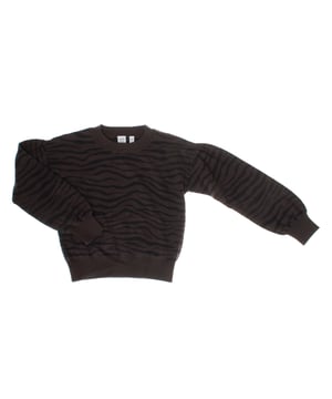 Jersey de manga larga para niñas, confeccionado con una tela suave y cómoda, ideal para mantenerse abrigadas en días más frescos.

Presenta un corte recto que llega a la altura de la cadera, ofreciendo un ajuste cómodo y relajado.

Las mangas largas terminan en puños elastizados que aseguran un ajuste ceñido en las muñecas, proporcionando mayor comodidad y practicidad. La cintura también está acabada con un borde elastizado que ayuda a mantener el jersey en su lugar y ofrece un ajuste perfecto.

El cuello redondo completa este diseño clásico, ideal para combinar con diferentes prendas para un look versátil y casual.
Composición: 100% algodón
Cuidado:
- Lavar a máquina en frío.
- Usar detergentes suaves.
- No usar secadora.
- Planchar a baja temperatura.
- No limpiar en seco.