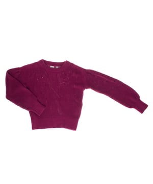 Jersey de manga larga para niña confeccionado en un tejido suave y cómodo, ideal para mantener el calor en días más frescos. 

Cuenta con un corte recto que llega a la altura de la cadera, ofreciendo un ajuste cómodo y relajado. 

Las mangas largas terminan en puños elásticos que aseguran un ajuste ceñido en las muñecas, proporcionando mayor confort y practicidad. La cintura también está acabada con un borde elástico que ayuda a mantener el jersey en su lugar y ofrece un ajuste perfecto. 

El cuello redondo completa este diseño clásico, ideal para combinar con diferentes prendas para un look versátil y casual.
 Composición: 100% Algodón
 Cuidados:
- Lavar a máquina en agua fría.
- Usar detergentes suaves.
- No usar secadora.
- Planchar a baja temperatura.
- No lavar en seco.