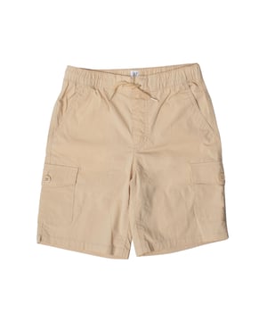 Estos pantalones cortos de carga se destacan por su diseño funcional y cómodo.

La cinturilla elástica con cordón ajustable garantiza un ajuste perfecto y personalizado, mientras que la tela ligera y duradera los convierte en una elección ideal para actividades al aire libre o tiempo de ocio.

Los bolsillos laterales con solapa y cierre de botón ofrecen espacio adicional para un almacenamiento seguro, complementando los bolsillos inclinados en los lados para mayor practicidad.

Su estilo utilitario y versátil los hace perfectos para un look relajado listo para cualquier aventura.
Composición: 65% algodón, 32% nailon, 3% elastano
Cuidado:
- Lavar a máquina en frío.
- Usar colores similares en el lavado.
- Evitar el uso de blanqueadores.
- Secar a baja temperatura en la secadora.
- Planchar a baja temperatura.
- No limpiar en seco.