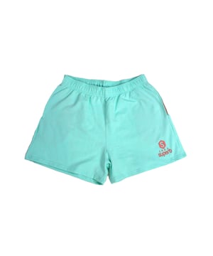 Der #SuperbTotalLook, mit dem Sie sich jederzeit und in jeder Situation wie Sie selbst fühlen können. Ein Gesamtlook in Pastellfarben, mit dem Sie glücklich sein können, ohne an etwas anderes zu denken, die Essenz eines heiß ersehnten Sommers zu genießen. Be Happy ist die neue Superb-Kollektion für jeden Tag, für alle Momente. Glücklich sein bedeutet, du selbst zu sein und dich frei zu fühlen.

 Eigenschaften:

 Kurze Shorts mit Seitentaschen
 Besatz in anderer Farbe
 SuperbGesticktes Logo, das einen Kontrast aus Pastellfarben schafft
 Gummi an der Taille
 Hergestellt und entworfen in Barcelona vom Superb-Team
 Unser Model Valeria ist 1,69m groß und trägt Größe S.
 Komposition: 96 % Baumwolle, 4 % Elasthan
 Pflege:
Bei maximaler Temperatur 30 °C waschen.
 Bei niedriger Temperatur bügeln.
 Sie können einen Trockner verwenden.
 Verwenden Sie kein Bleichmittel.
