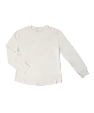 Langsleeve T-shirt voor tieners, gemaakt van een zachte stof die comfort gedurende de hele dag garandeert.

Het ontwerp heeft een klassieke ronde hals voor eenvoud en veelzijdigheid, terwijl de lange mouwen met manchetten zorgen voor een comfortabele en stijlvolle pasvorm.

Perfect te combineren met elke casual outfit, biedt dit T-shirt stijl en comfort in een basis, essentieel kledingstuk.  
Samenstelling: 100% Katoen  
Verzorging:  
- Machinewas koud op een delicate cyclus.  
- Gebruik milde detergenten.  
- Gebruik de droger op lage temperatuur.  
- Strijk op lage temperaturen.  
- Niet chemisch reinigen.