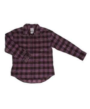 Esta camisa de franela juvenil unisex está confeccionada en un suave punto de franela que garantiza comodidad y calidez. 

Su diseño incluye un cierre frontal de botones, lo que facilita su ajuste y añade un toque clásico al estilo. 

Además, cuenta con un práctico bolsillo delantero, ideal para pequeños objetos o simplemente como detalle funcional. 

Es una prenda versátil que se adapta a cualquier look casual, manteniendo un equilibrio entre estilo y confort.
 Composición: 100% Algodón
 Cuidados:
- Lavar a máquina en agua tibia y ciclo delicado.
- Usar blanqueadores sin cloro cuando sea necesario.
- Planchar a temperatura media.
- No lavar en seco.