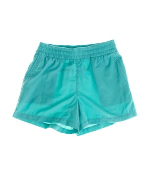 Pantalones cortos para niños, diseñados para ofrecer comodidad y funcionalidad en todo momento.

Están hechos con una cinturilla elástica que se ajusta fácilmente gracias a un cordón interno, asegurando un ajuste perfecto y personalizado para cada niño.

Además, cuentan con amplios bolsillos laterales que son muy prácticos para guardar pequeños objetos o accesorios, lo que convierte estos pantalones cortos en una prenda ideal tanto para el uso diario como para actividades al aire libre.

Con su corte relajado y una longitud que llega justo por encima de la rodilla, estos pantalones cortos ofrecen una gran libertad de movimiento, convirtiéndolos en una opción cómoda y versátil para cualquier ocasión. Ya sea jugando, practicando deportes o simplemente disfrutando de un día casual, estos pantalones cortos proporcionan toda la comodidad necesaria, mientras son fáciles de combinar con otras prendas.  
Composición: 100% Nylon  
Cuidado:  
- Lavado a máquina en frío.  
- Usar colores similares en el lavado.  
- Evitar el uso de blanqueadores.  
- Secar a baja temperatura en la secadora.  
- Planchar a baja temperatura.  
- No lavar en seco.
