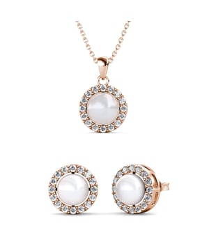 Samenstelling: Messing Afwerking: 18k verguld met roségoud Soort steen: Oostenrijks kristal en imitatieparel Aantal stenen (stuks): 48 Kleur steen: Kristal Diameter oorbellen (mm): 9,6 Lengte ketting (mm): 400 + 50