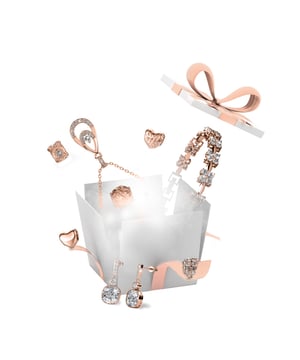 Samenstelling: Messing Afwerking: 18k verguld met roségoud Soort steen: Oostenrijks kristal Kleur steen: Kristal Afmetingen (mm): 230 x 205 Het is zo leuk om elke dag uit te kijken naar Kerstmis en een cadeautje te ontdekken in je adventskalender. Wilt u liever zelf een adventskalender maken? Wij hebben aan u gedacht met deze selectie van 24 juwelen… Om uzelf een plezier te doen of om cadeau te doen. In plaats van een adventskalender te kopen, kunt u er zelf een maken! 24 juwelen, willekeurig geselecteerd uit onze huidige voorraad en collecties, om in uw eigen adventskalender te plaatsen en elke ochtend wakker te worden met een onweerstaanbare verrassing. Details: 5 paar oorbellen, 5 hangers aan kettingen, 3 armbanden, 11 kralen (kralen om aan bedelarmbanden te bevestigen). De oorbellen zijn geschikt voor oren met gaatjes. Elk sieraad wordt geleverd in een zakje. Wordt geleverd zonder kalender.