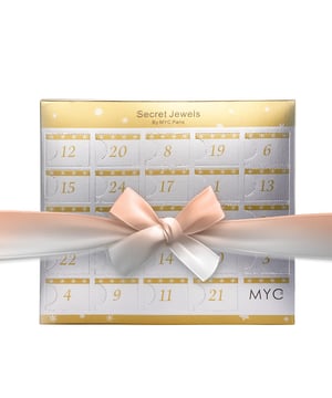Samenstelling: Messing Afwerking: Rhodium verguld en 18k roségoud verguld Soort steen: Oostenrijks kristal Afwerkingskleur: Zilver Afmetingen (mm): 230 x 205 Extra informatie: Deze adventskalender bestaat uit 5 paar oorbellen, 11 kralen voor bedelarmbanden, 2 armbanden (waarvan er één losgeschroefd kan worden om de kralen te bevestigen), 5 hangers aan kettingen, 1 ketting met nylondraad. De oorbellen zijn geschikt voor oren met gaatjes. Een geopende doos kan niet worden geretourneerd of geruild.