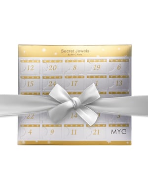 Composición: Latón Acabado: Baño de Rodio Tipo de Piedra: Cristal Austriaco Color Acabado: Plata Dimensiones (mm): 230 x 205 Información Adicional: Este calendario de adviento se compone de 5 pares de pendientes, 11 cuentas para pulseras de charms, 1 pulsera de charms, 1 pulsera, 5 colgantes en cadenas, 1 collar con hilo de nylon. Los pendientes son adecuados para orejas perforadas. Cualquier caja abierta no podrá ser devuelta ni cambiada.