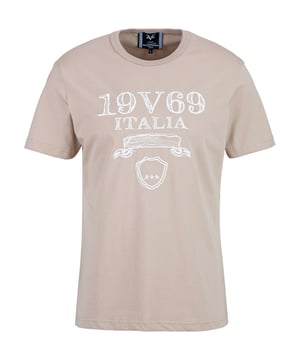 Das 19v69 ITALIA T-Shirt *MAURO SHATTERED* kombiniert zeitlosen Stil mit einem markanten Logoprint. Der weiche Baumwollstoff sorgt für hohen Tragekomfort, während der klassische Rundhalsausschnitt den Look abrundet – ideal für Freizeit und Alltag.