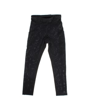 Leggings para niñas con un encantador estampado de Minnie, parte de una colaboración especial con Disney.

Estos leggings de cintura alta ofrecen un ajuste cómodo y favorecedor, ideal para el uso diario o actividades más dinámicas.

Los bolsillos laterales añaden un toque práctico, mientras que el diseño combina diversión y funcionalidad.

Perfectos para las pequeñas fanáticas de Disney que buscan estilo y comodidad en una prenda versátil.
Composición: 77% Poliéster, 23% Elastano
Cuidado:
- Lavar a máquina con agua fría.
- Usar colores similares en el lavado.
- Evitar el uso de blanqueadores.
- Secar a baja temperatura en la secadora.
- No planchar.
- No limpiar en seco.
