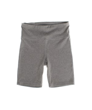 Estos leggings cortos de tiro alto están hechos de una tela transpirable que mantiene tu piel fresca y seca gracias a sus capacidades de absorción de humedad.

Se destacan por su textura acanalada, que añade un toque elegante y moderno.

Cuentan con una banda interna ajustable que permite un ajuste personalizado y firmeza en la zona abdominal.

También incluyen un pequeño bolsillo interno en la parte trasera de la cintura, ideal para guardar de manera discreta pequeños objetos durante el entrenamiento o actividades diarias.

Con un diseño sin costuras y una cintura alta que asegura un ajuste firme, son ideales tanto para entrenamientos intensos como para un look deportivo diario, proporcionando comodidad y funcionalidad en cada uso.
Composición: 93% Poliéster, 7% Elastano
Cuidado:
- Lavar a máquina en frío.
- Usar colores similares en el lavado.
- Evitar el uso de blanqueadores.
- Secar a baja temperatura en la secadora.
- No planchar.
- No limpiar en seco.