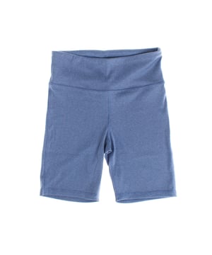 Diese hochgeschnittenen kurzen Leggings bestehen aus einem atmungsaktiven Stoff, der dank seiner feuchtigkeitsableitenden Eigenschaften Ihre Haut kühl und trocken hält.

Sie zeichnen sich durch ihre gerippte Textur aus, die einen stilvollen und modernen Touch verleiht.

Sie verfügen über ein internes verstellbares Band, das eine personalisierte Passform und Festigkeit im Bauchbereich ermöglicht.

Außerdem enthalten sie eine kleine interne Tasche auf der Rückseite des Bunds, die ideal ist, um kleine Gegenstände diskret während des Trainings oder im Alltag zu verstauen.

Mit einem nahtlosen Design ohne sichtbare Nähte und einem hohen Bund, der einen festen Sitz garantiert, sind sie sowohl für intensive Workouts als auch für einen sportlichen Alltagslook ideal und bieten Komfort und Funktionalität bei jedem Einsatz.
Zusammensetzung: 93 % Polyester, 7 % Elastan
Pflege:
- Maschinenwäsche kalt.
- Ähnliche Farben in der Wäsche verwenden.
- Bleiche vermeiden.
- Bei niedriger Temperatur im Trockner trocknen.
- Nicht bügeln.
- Nicht chemisch reinigen.