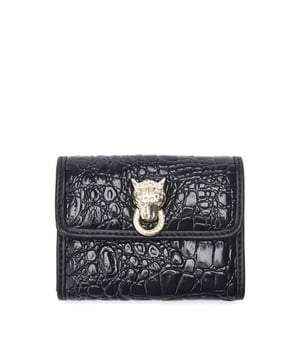 Meet our Layla purse, the perfect gift for a loved one or a treat for yourself. Layla features 4 interior card slots, an inner zip pocket and space either side for your purse essentials. The leopard print lining and Larry the leopard head stud provides a statement and style while the magnetic snap closure provides security and practicality. The Layla purse come with a Moda gift box.