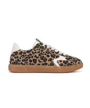 Las zapatillas Blowfish Malibu Tastic aportan un aire retro a la moda urbana a tu armario. Con un diseño de perfil bajo, revestimientos de piel sintética y una puntera en T clásica inspirada en el fútbol, ​​estas zapatillas ofrecen estilo y comodidad. La entrada con cordones garantiza un ajuste seguro, mientras que la suela de goma proporciona durabilidad y tracción. Perfectas para salidas informales y para uso diario. Características principales Zapatillas elegantes de inspiración retro con un diseño deportivo de puntera en T Parte superior de tela apta para veganos con revestimientos de piel sintética Cierre con cordones para un ajuste seguro y regulable Talón con detalle en contraste para un look moderno Suela de goma duradera para tracción y uso duradero Ideales para atuendos informales, ropa urbana y comodidad diaria