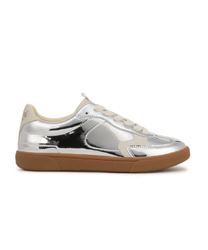 Las zapatillas Blowfish Malibu Tastic aportan un aire retro a la moda urbana a tu armario. Con un diseño de perfil bajo, revestimientos de piel sintética y una puntera en T clásica inspirada en el fútbol, ​​estas zapatillas ofrecen estilo y comodidad. La entrada con cordones garantiza un ajuste seguro, mientras que la suela de goma proporciona durabilidad y tracción. Perfectas para salidas informales y para uso diario. Características principales Zapatillas elegantes de inspiración retro con un diseño deportivo de puntera en T Parte superior de tela apta para veganos con revestimientos de piel sintética Cierre con cordones para un ajuste seguro y regulable Talón con detalle en contraste para un look moderno Suela de goma duradera para tracción y uso duradero Ideales para atuendos informales, ropa urbana y comodidad diaria