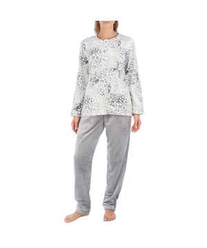 Conjunto de pijama de mujer Blanca Hernández hecho de tejido de moflon, un material grueso, cálido y suave que proporciona una excelente aislación térmica.

Parte superior:
- Cuello redondo con tapeta de dos botones.
- Mangas largas con ajuste cómodo.

Pantalones:
- Diseño liso con acabado aterciopelado.
- Cintura elástica para mayor comodidad.

Pijamas disponibles en una variedad de estampados y colores para satisfacer todos los gustos.

Una opción ideal para descansar en calidez y comodidad en los días más fríos.
Composición: Camisa: 100% Poliéster; Pantalones: 100% Poliéster
Cuidado:
- Lavado a máquina máximo 30ºC y ciclo delicado.
- Usar detergentes suaves.
- Usar secadora a baja temperatura.
- No planchar.