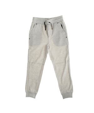 Jongens trainingsbroek ontworpen om comfort en functionaliteit te combineren.

 Voorzien van een elastische tailleband met verstelbaar trekkoord, wat zorgt voor een veilige en comfortabele pasvorm.

 Het heeft schuine zijzakken en een extra ritszak, perfect voor het veilig opbergen van spullen.

 Aangesloten enkels zorgen voor een moderne uitstraling en een veilige pasvorm.

 Ideaal voor sportactiviteiten of voor dagelijks gebruik, biedt comfort en stijl in één kledingstuk.
 Samenstelling: Lichaam: 83% Katoen, 17% Polyester; Bies: 98% Katoen, 2% Elastaan
 Onderhoud:
- Machinewas op koude temperatuur.
- Gebruik soortgelijke kleuren in de was.
- Vermijd het gebruik van bleekmiddelen.
- Drogen op lage temperatuur in de droger.
- Strijken op lage temperatuur.
- Niet chemisch reinigen.